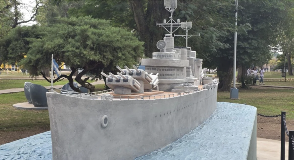 AMBROSETTI INAUGURÓ UNA RÉPLICA DEL “A.R.A. GENERAL BELGRANO” EN HOMENAJE A LOS HÉROES DE MALVINAS